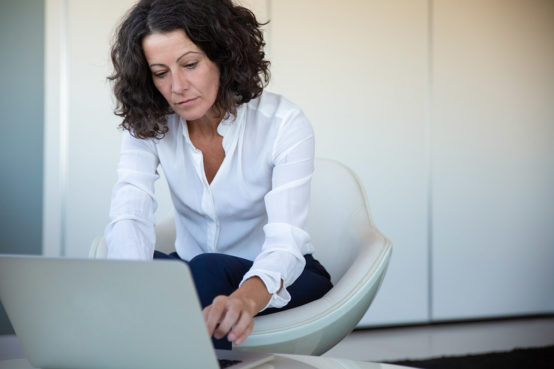 woman on laptop budgeting